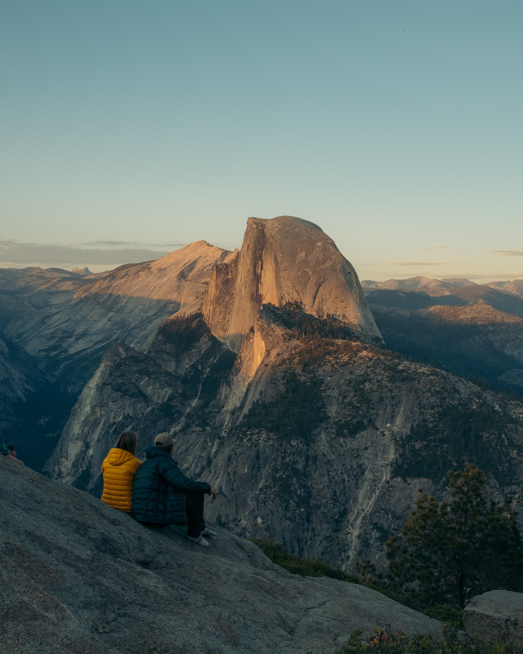 Half Dome à Yosemite vu depuis Glacier Point au coucher du soleil