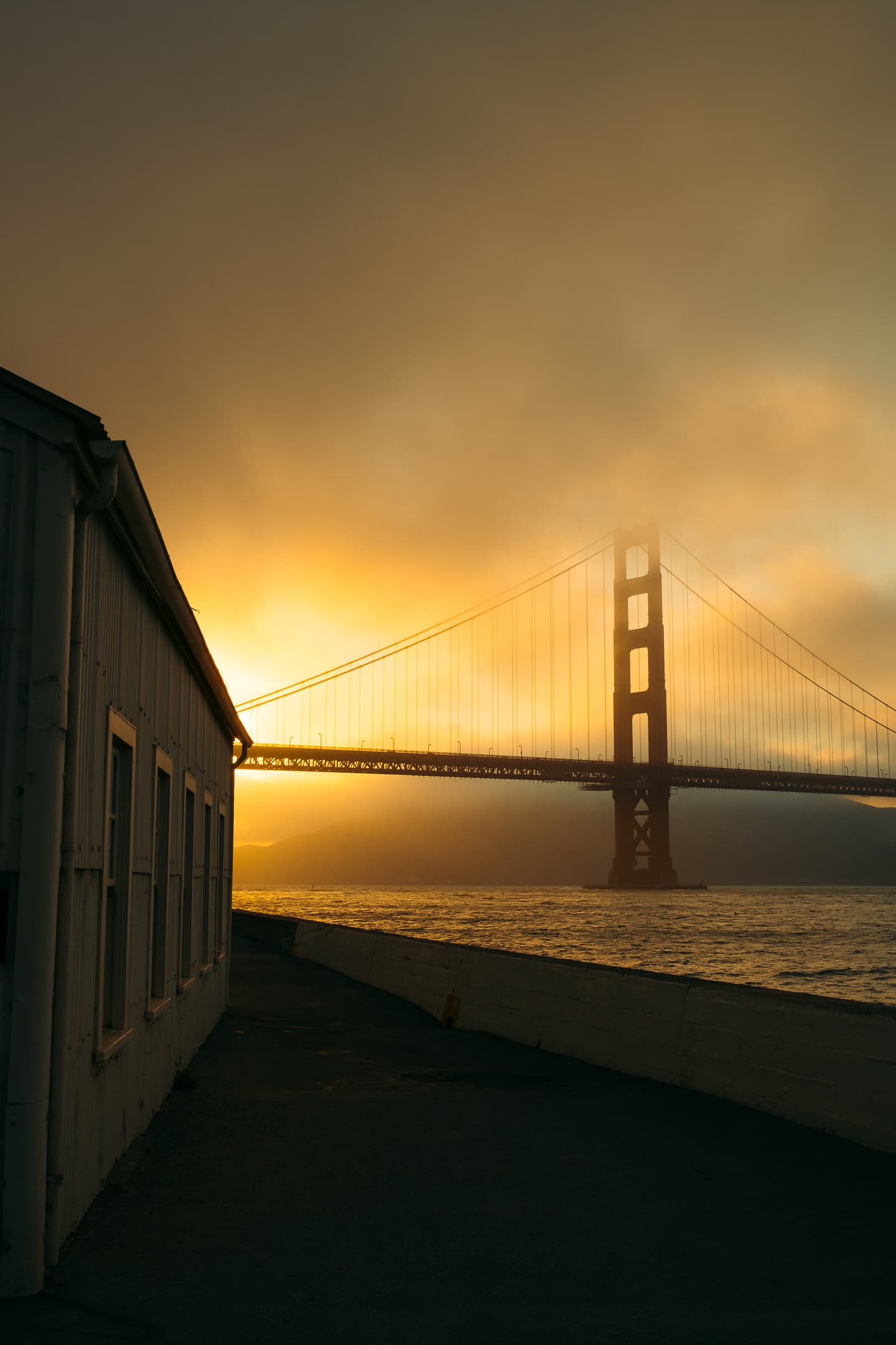 Golden Gate Bridge au coucher du soleil dans la brume dorée