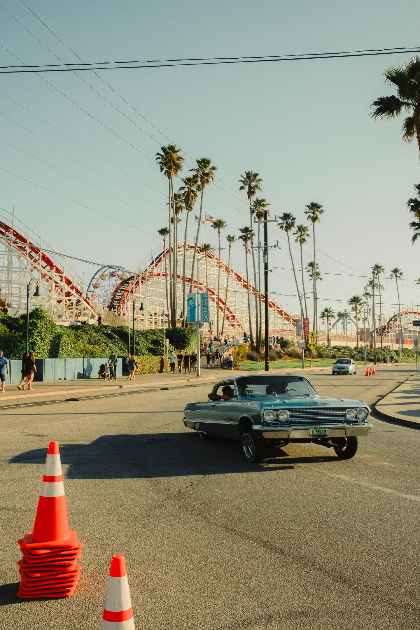 Chevrolet Impala vintage devant le boardwalk de Santa Cruz