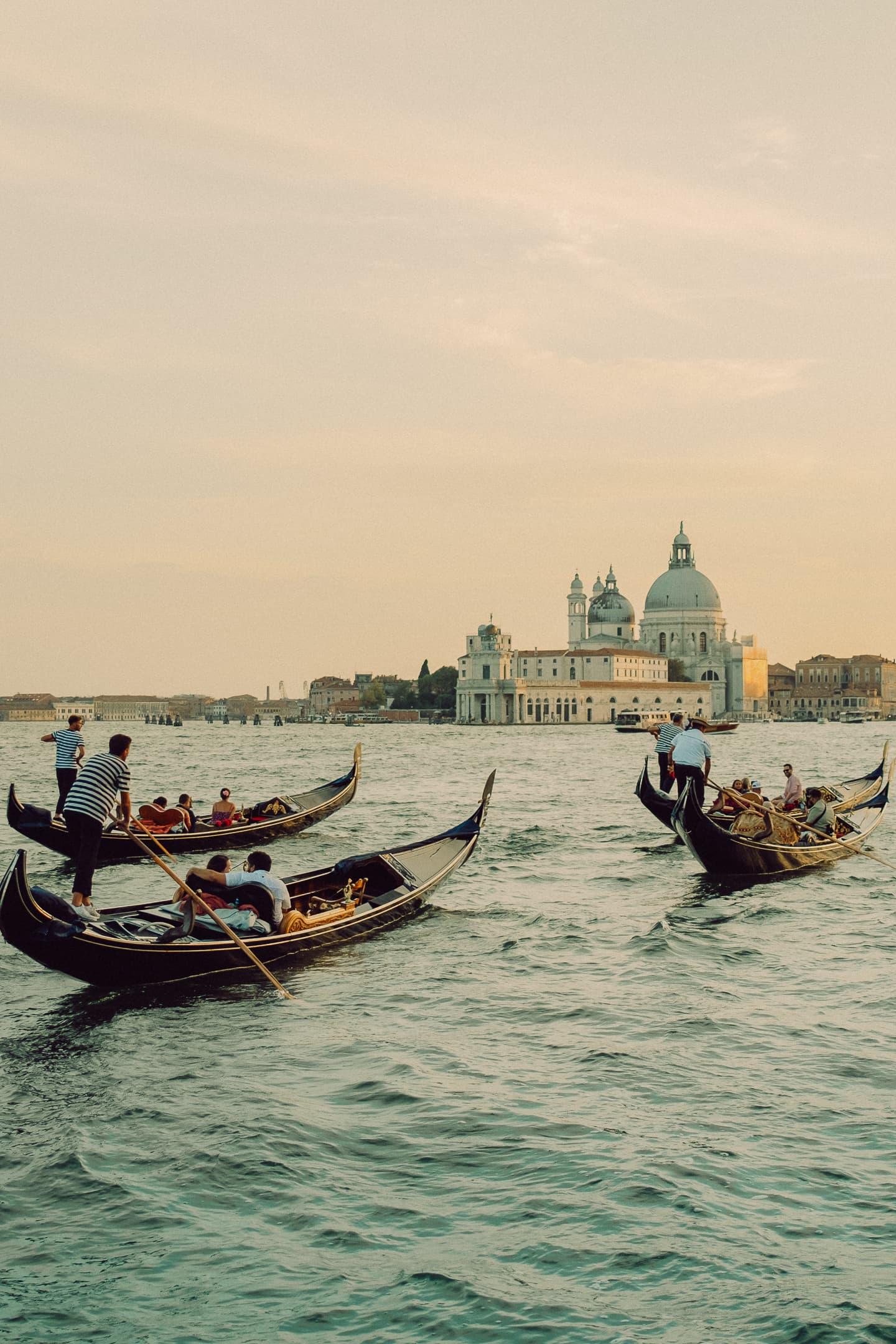 Gondoles sur le Grand Canal de Venise au coucher du soleil
